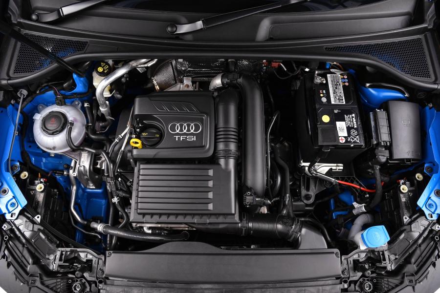 Моторный отсек Audi Q3 35 TFSI S-Line 2019 года  (ZA) (фото 17 из 18)